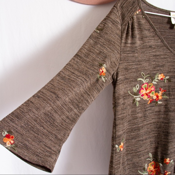 FIG & FLOWER ANTHRO Embroidered Button Up Tie Top - Picture 3 of 7